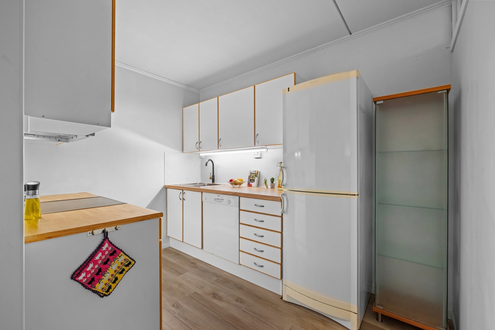 Alle hvitevarer på kjøkkenet medfølger, med unntak av kjøleskap som kan avtales. Galleribilde