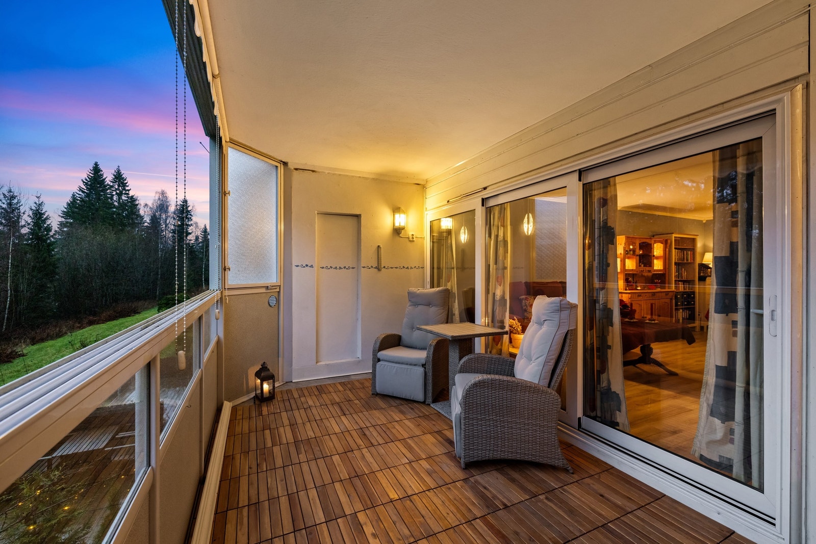 Balkongen fungerer som et ekstra rom store deler av året, med trefliser på gulv. Galleribilde