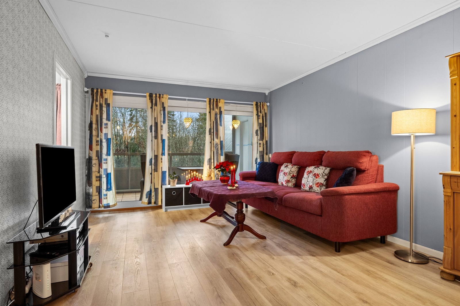 Fra stuen er det direkte utgang til den vestvendte balkongen via en bred skyvedør. Galleribilde