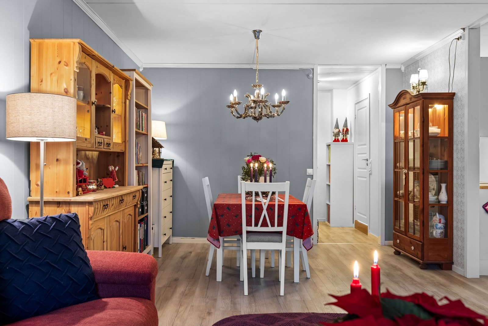 Den åpne løsningen gir en naturlig plassering for spisebordet i overgangen mot kjøkkenet. Galleribilde