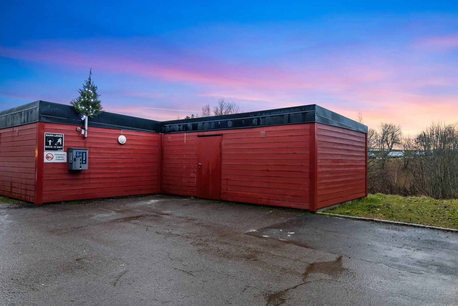 Leiligheten disponerer en bod i frittstående bodhus, i tillegg til bod i kjeller og leilighet. Galleribilde