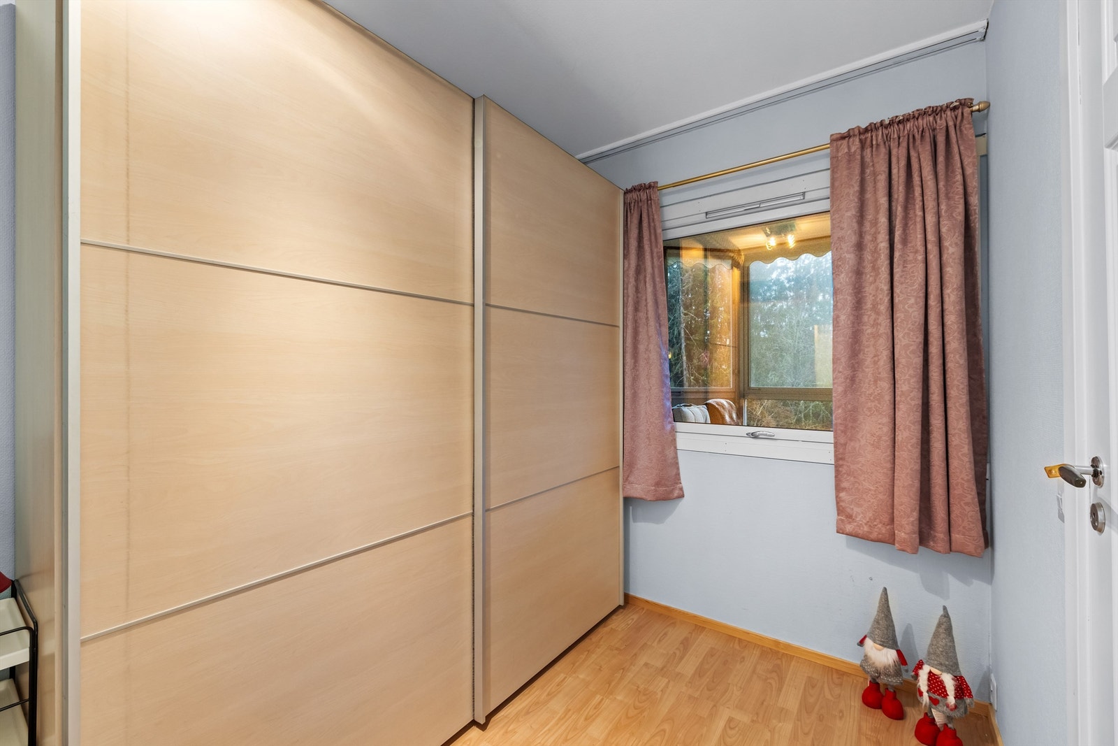 En romslig skyvedørsgarderobe gir gode oppbevaringsmuligheter på soverommet. Galleribilde