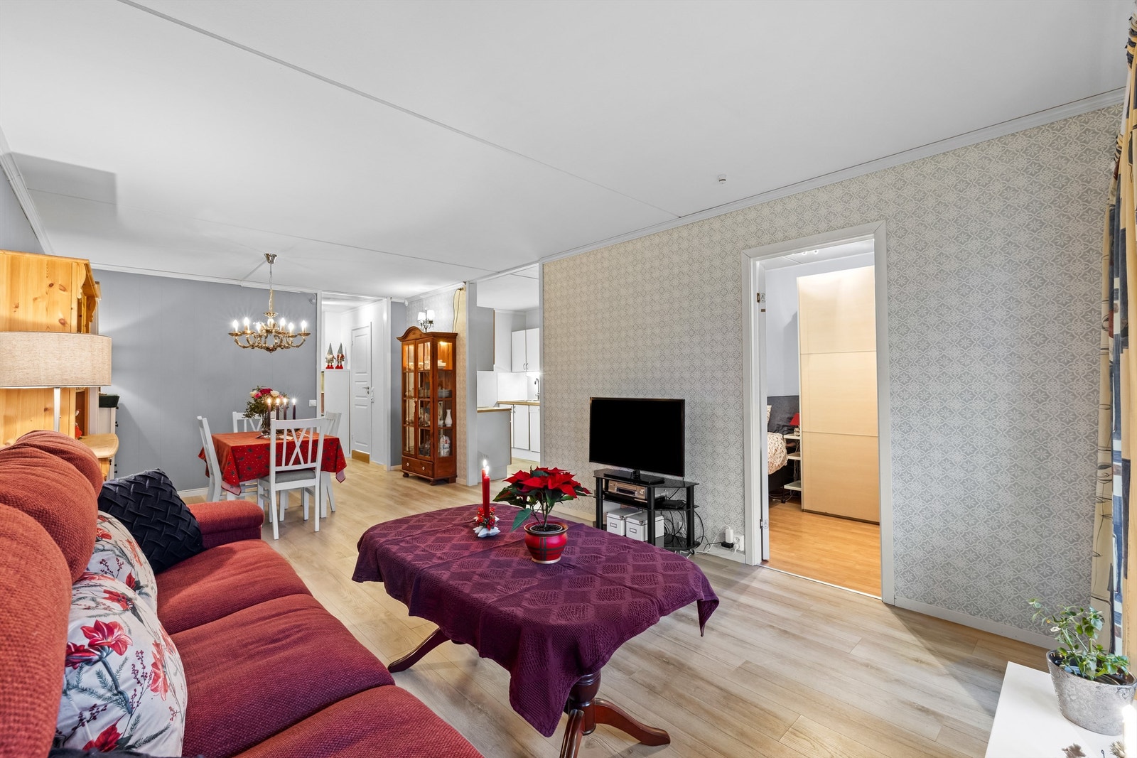 Stuen er leilighetens sentrale rom, med god plass til både sofagruppe og spisebord. Galleribilde