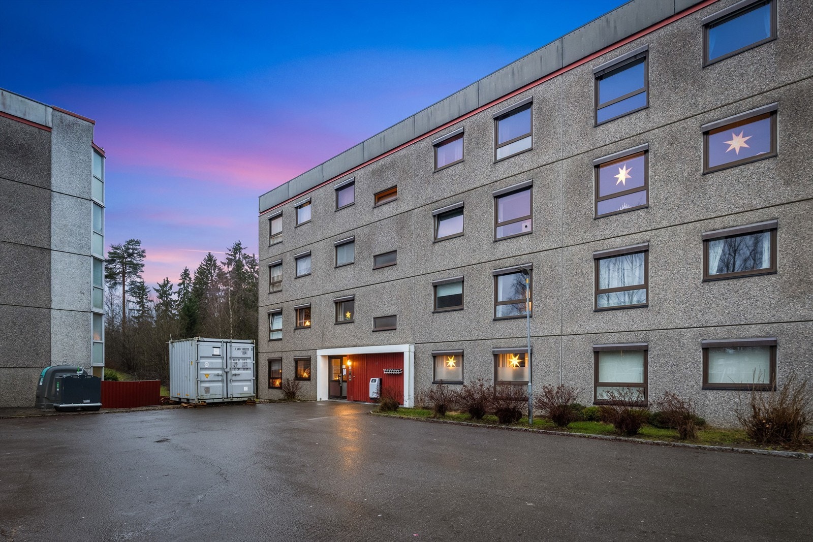 Bygget er fra 1974 med fasader i betong og trekledning. Leiligheten ligger i 1. etasje. Galleribilde