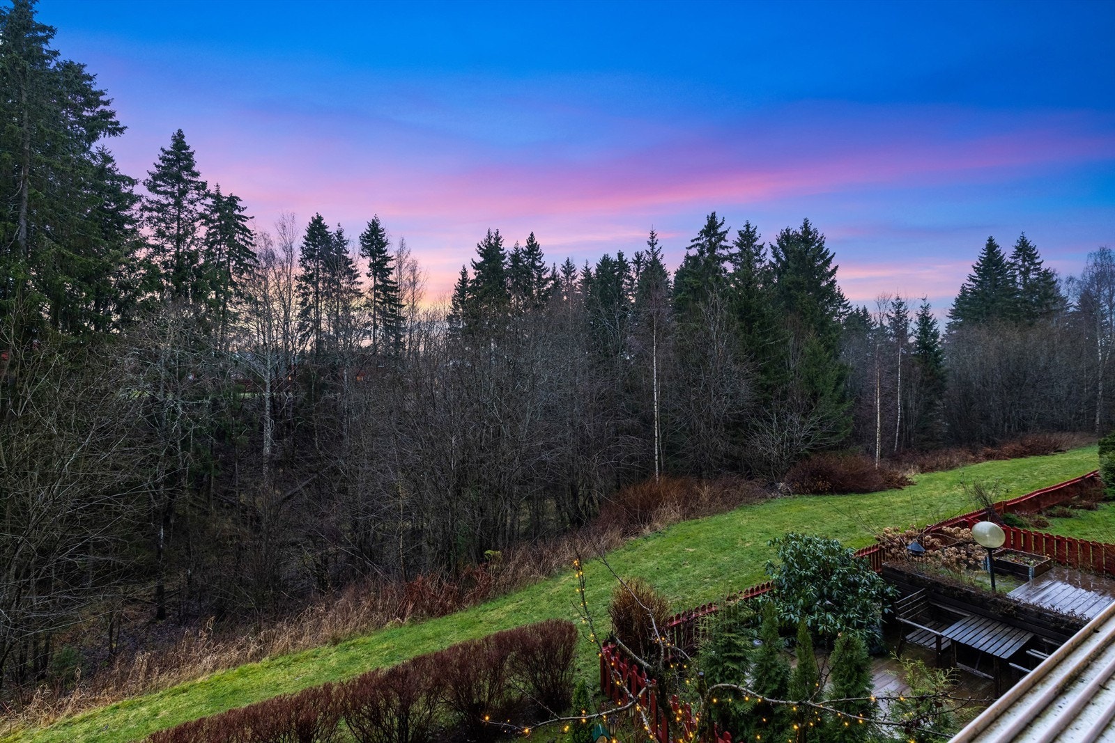 Beliggenheten er rolig med nærhet til natur og grøntarealer rett utenfor. Galleribilde