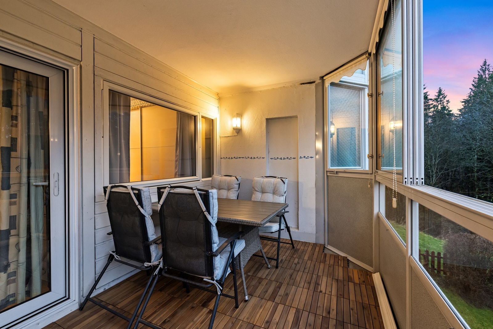 Utebelysning og stikkontakt på balkongen øker bruksverdien på kveldstid. Galleribilde