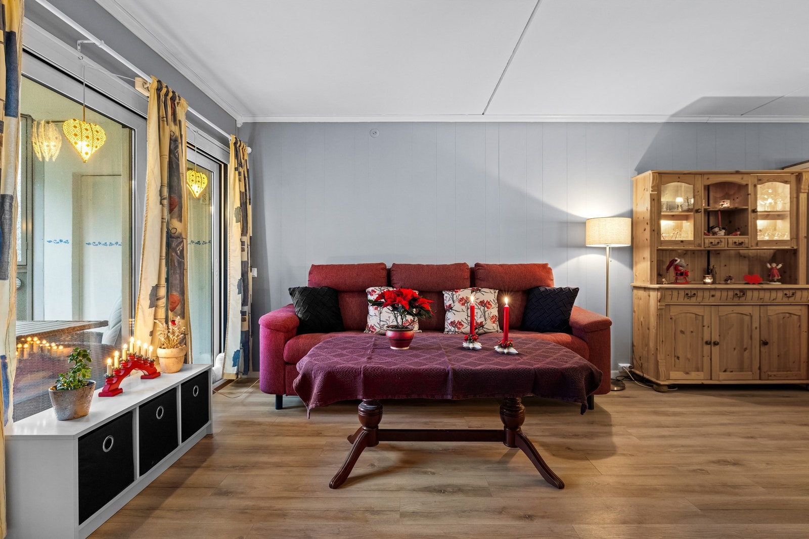 Vinduene med to-lags glass er fra 2006 og slipper inn godt med lys. Galleribilde