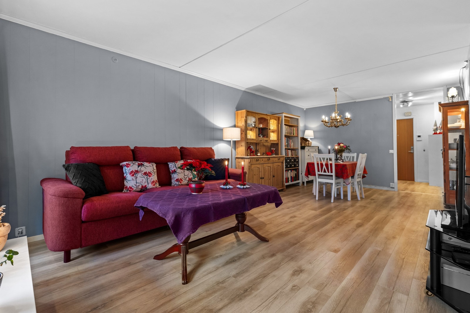 Velkommen til Riihimækiveien 43! Her møtes du av en åpen og sosial planløsning. Galleribilde