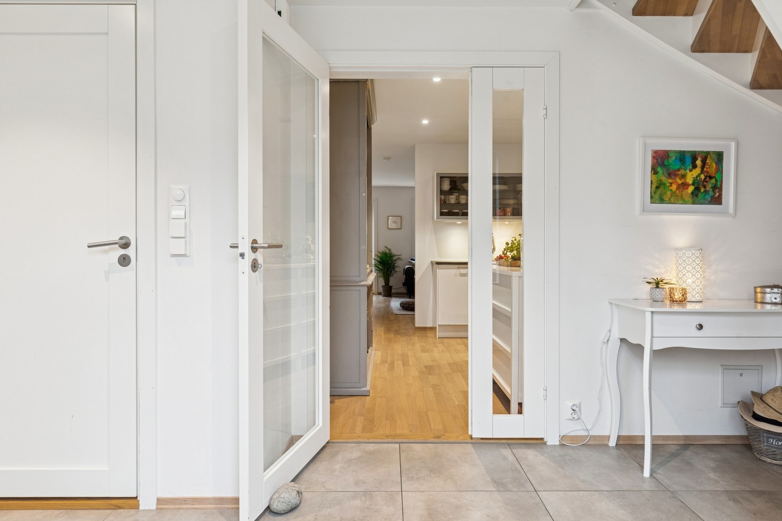 Veggene er slette og lysmalte, noe som sammen skaper et rent og velstelt førsteinntrykk av boligen. Galleribilde