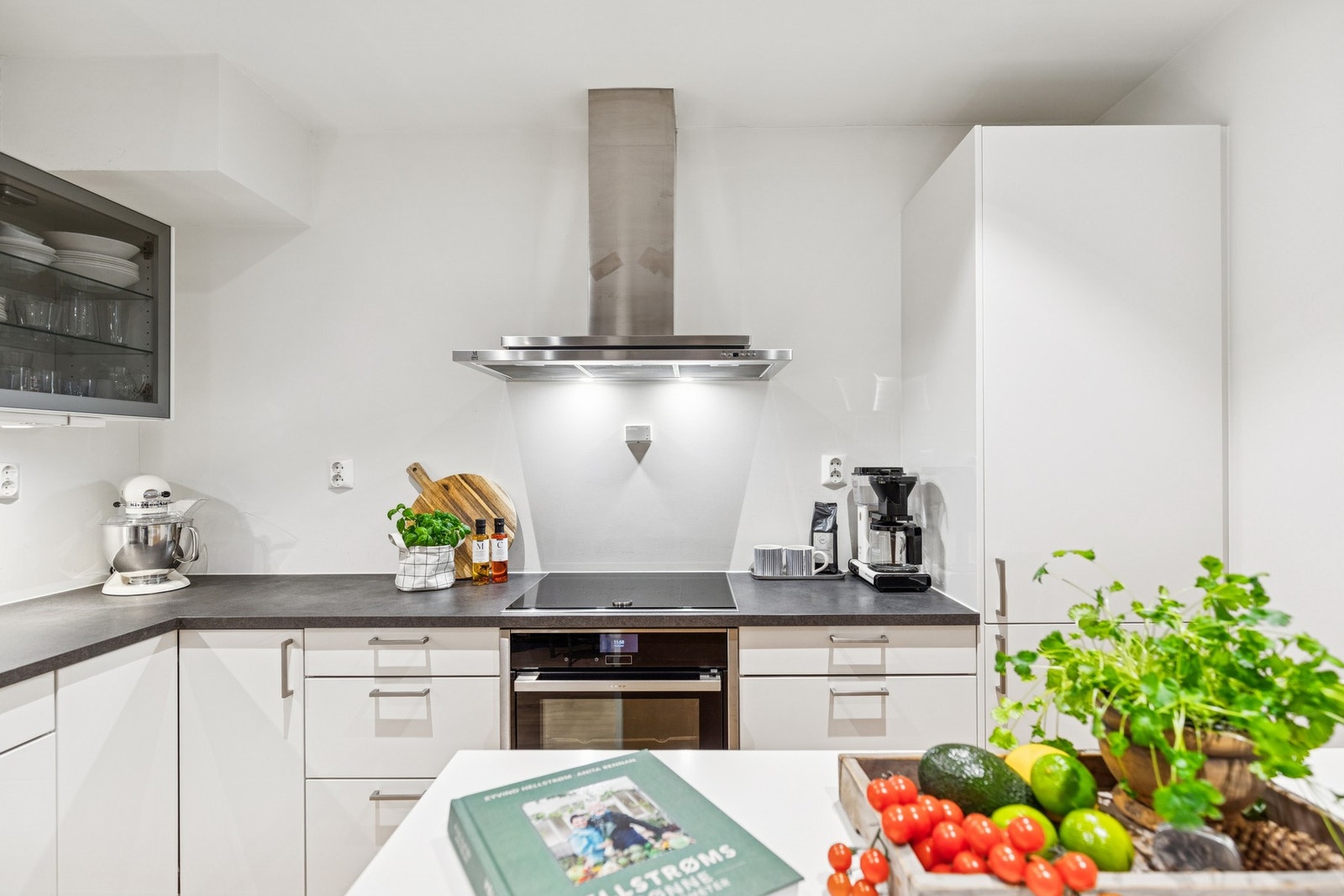 Av utstyr medfølger integrert stekeovn, platetopp, oppvaskmaskin, ventilator, kjøleskap, samt fryseskap. Galleribilde