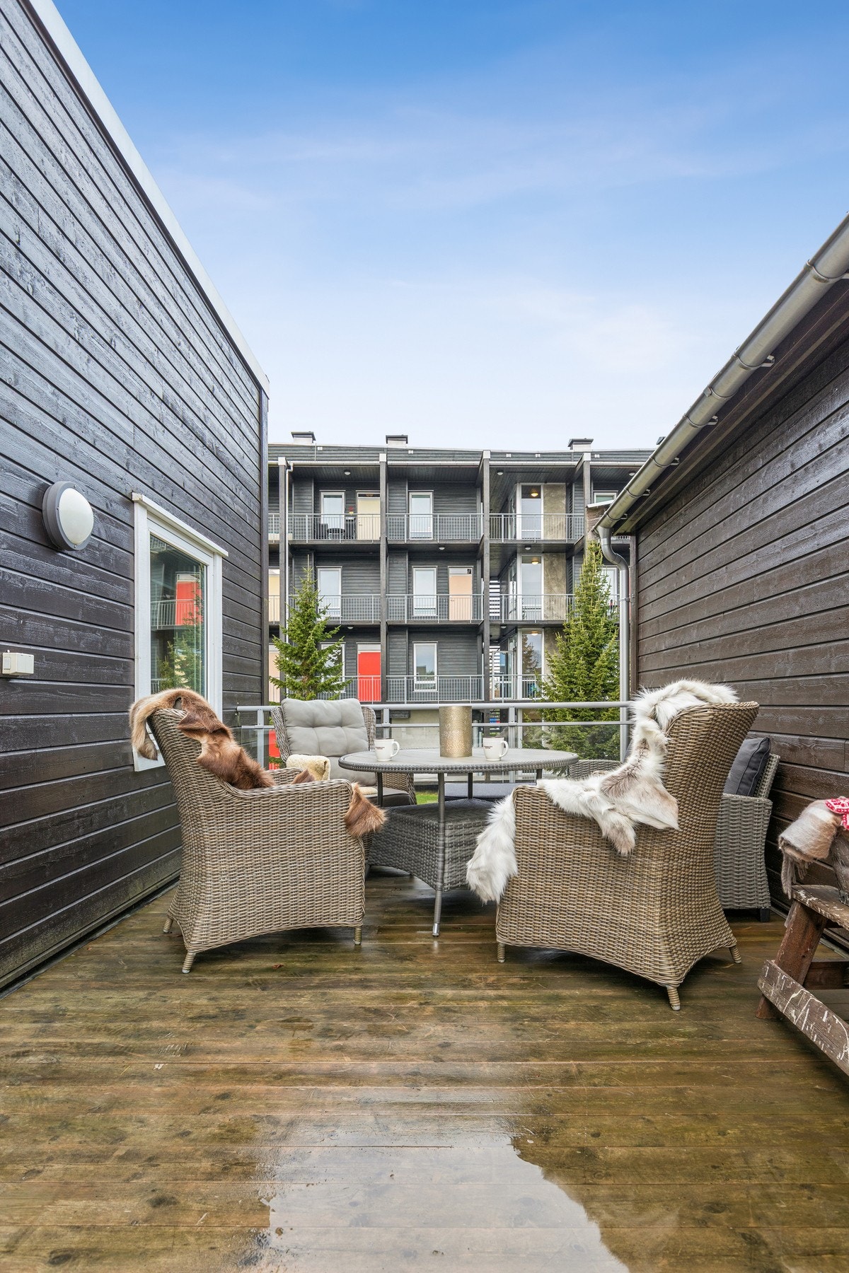 I boligens 2. etasje er det utgang til en nordvendt takterrasse på ca. 27 kvm. Takterrassen er bygget i trekonstruksjon med rekkverk i glass og metall, og har både utebelysning, strømuttak. Galleribilde