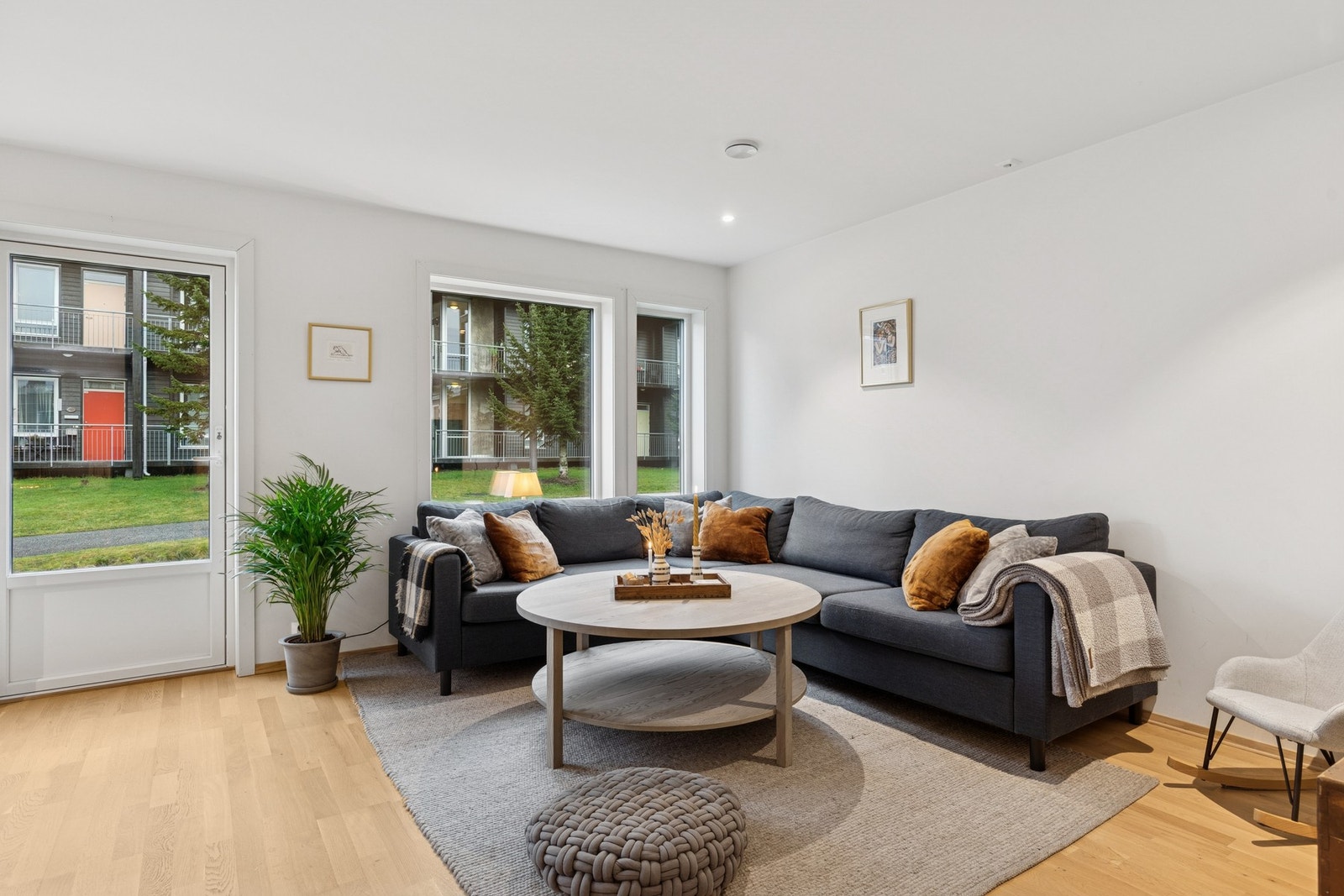 I stuen er det god plass til sofaløsning med tilhørende møblement. Grunnpakken for Tv-signaler og internett er inkludert i felleskostnadene. Galleribilde