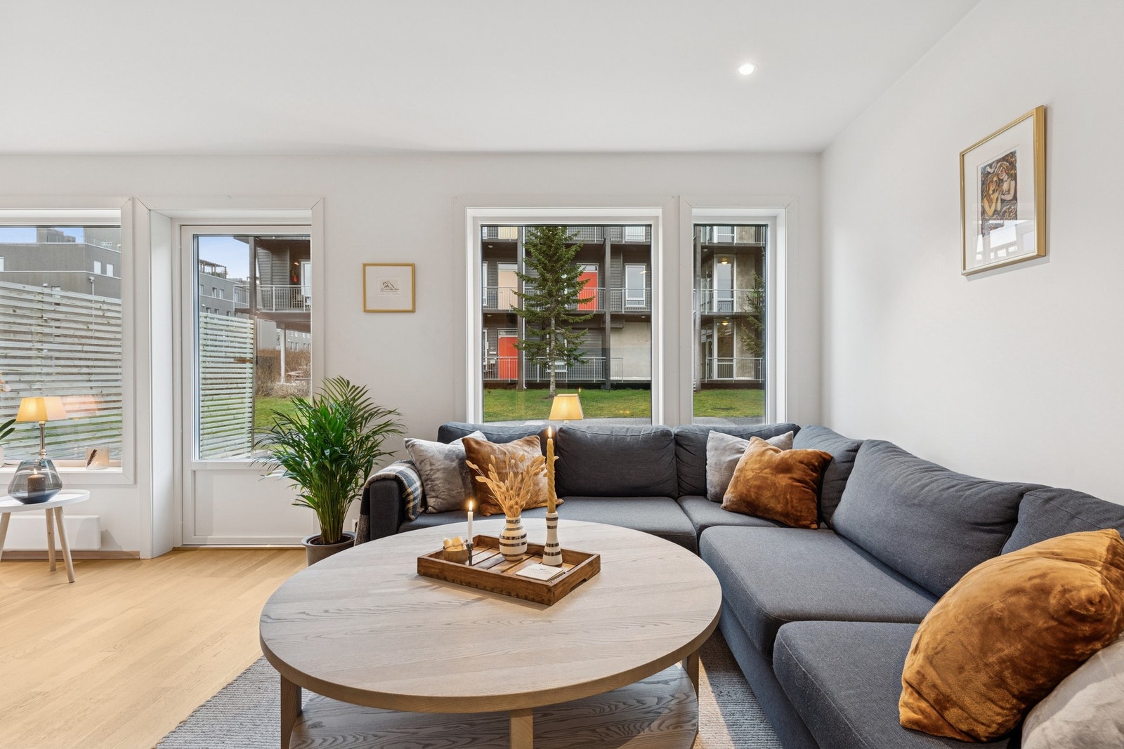 Store vindusflater slipper inn rikelig med lys og gir en meget luftig romfølelse. Galleribilde