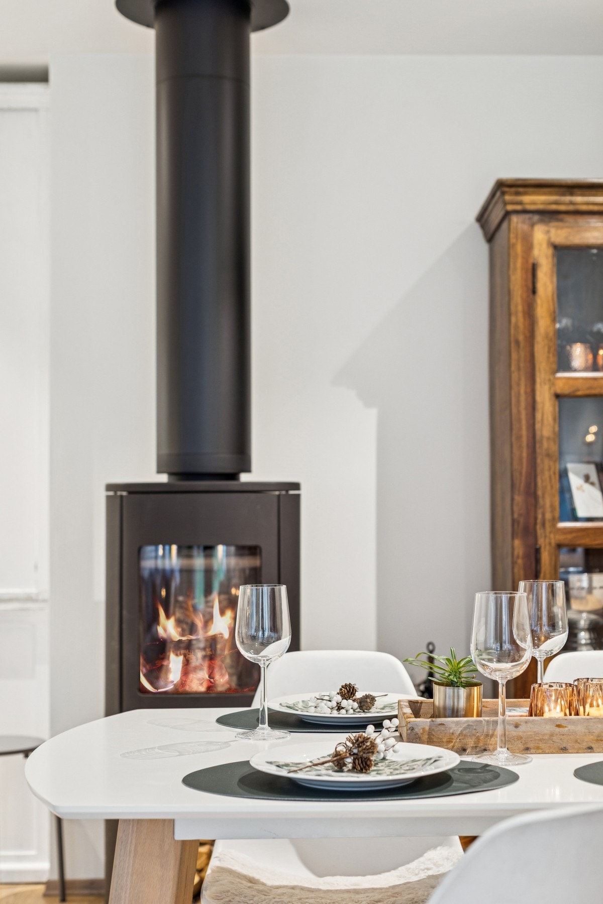 Den stilrene peisovnen varmer godt på kalde dager og gir en lun atmosfære til rommet. Galleribilde