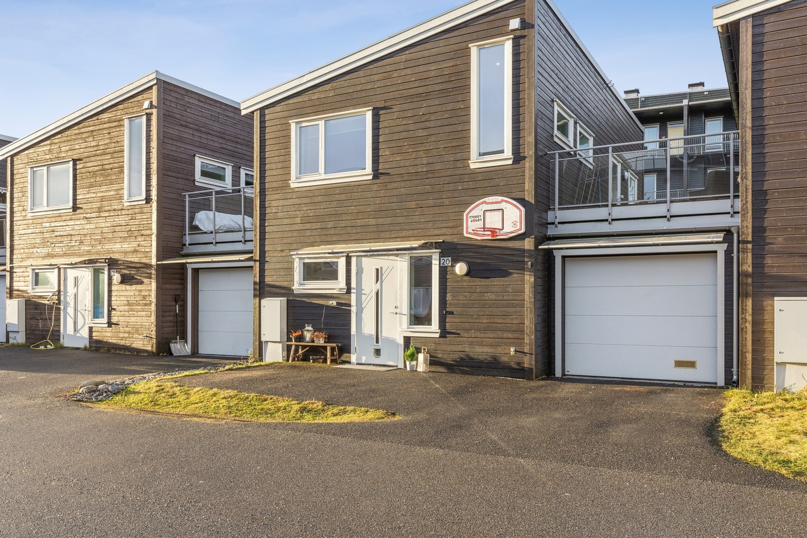 Her bor du i et rolig og etablert område med kort vei til skole, barnehage, idrettsanlegg, Jessheimbadet, tog og Jessheim sentrum. Galleribilde