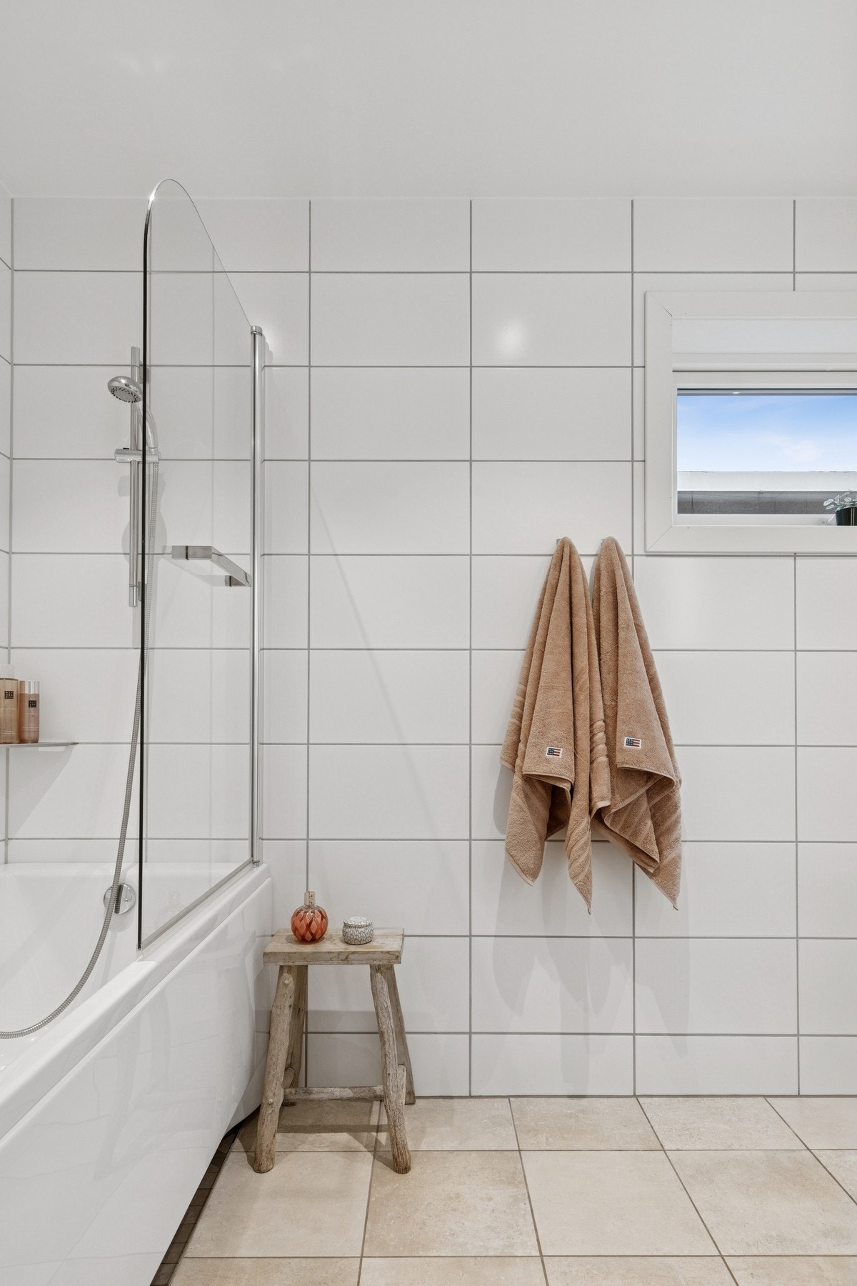 Under badekaret er det gjort klart for dusjhjørne hvis man skulle ønske å fjerne badekar i fremtiden. Galleribilde