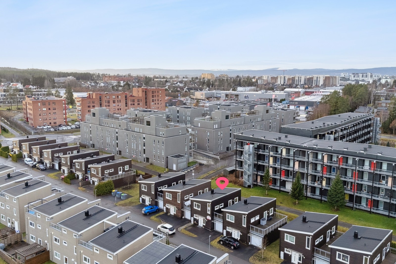 Kort vei til Nordbytjernet, idrettsanlegg, Jessheimbadet og fine turområder - ideelt for både aktive hverdager og rolige friluftsopplevelser. Galleribilde