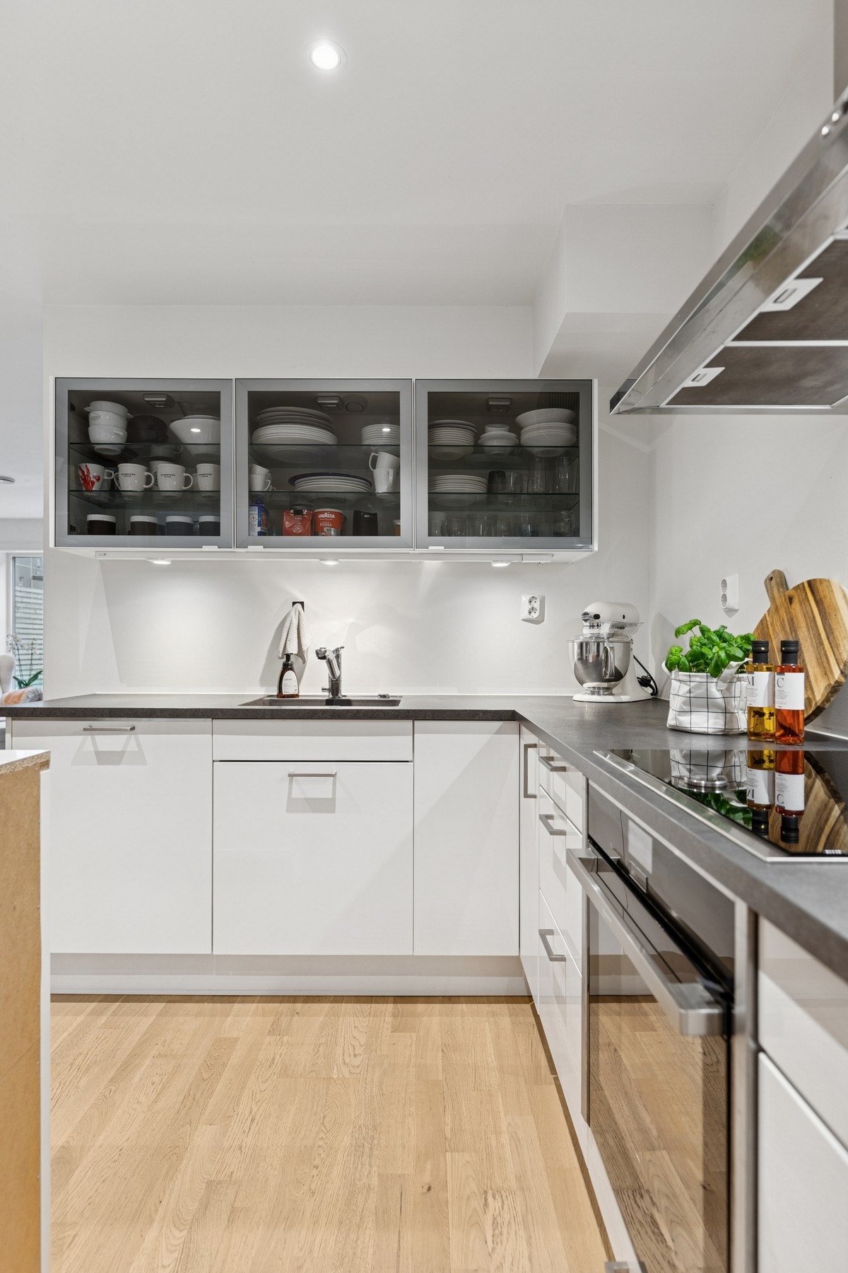 Oppbevaring i overskap med underbelysning. Galleribilde