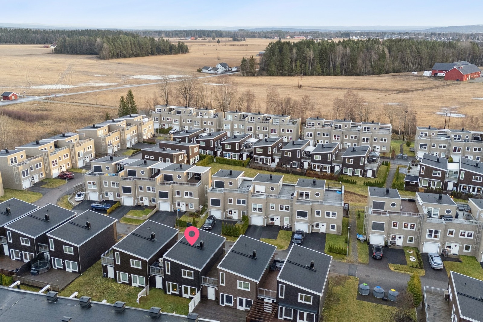 Enkel tilgang til dagligvarebutikker, Jessheim Storsenter og togforbindelser til Oslo og Gardermoen. Galleribilde