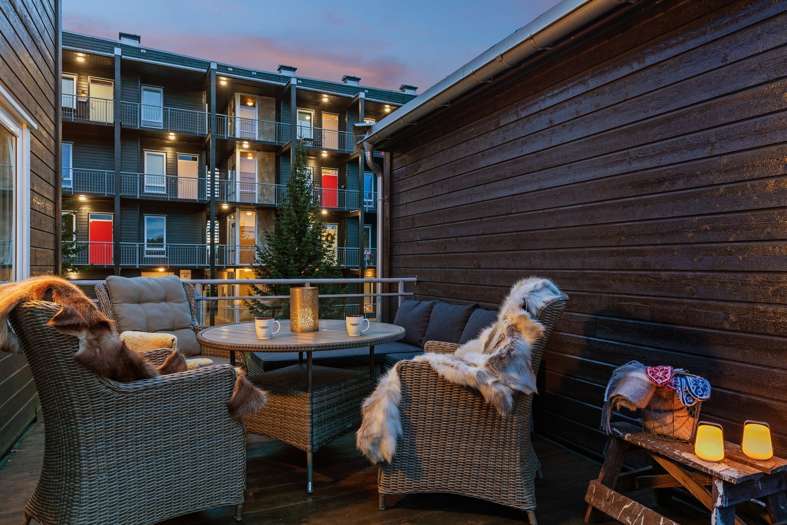 Gangavstand til alle tilbud, skoler og trygg skolevei. Flotte gang og sykkelveier. Galleribilde