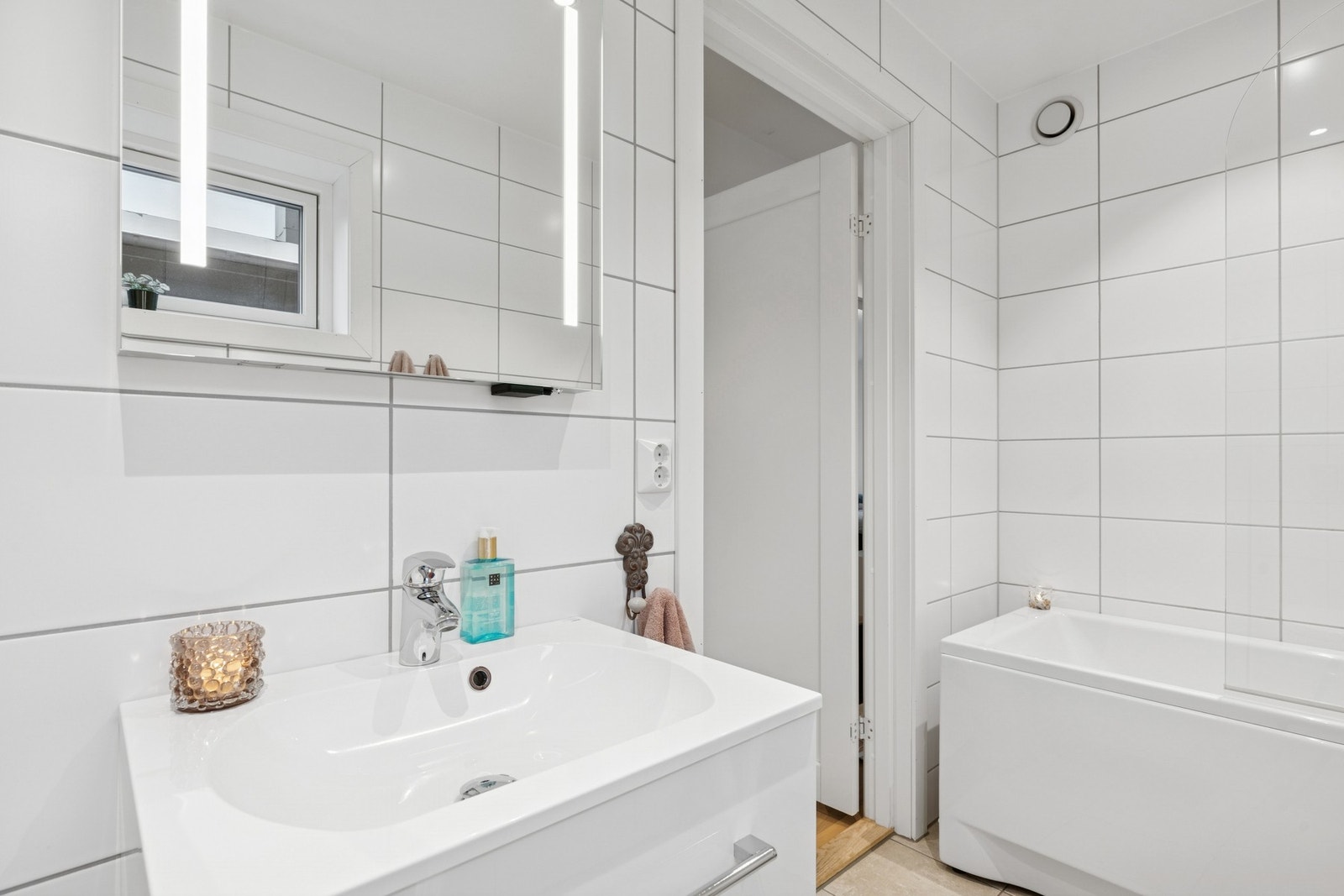 Baderommet i 2.Etasje er også fra byggeår og er flislagt med elektrisk gulvvarme med vegghengt servantskap med heldekkende servant og vegghengt toalett. Galleribilde