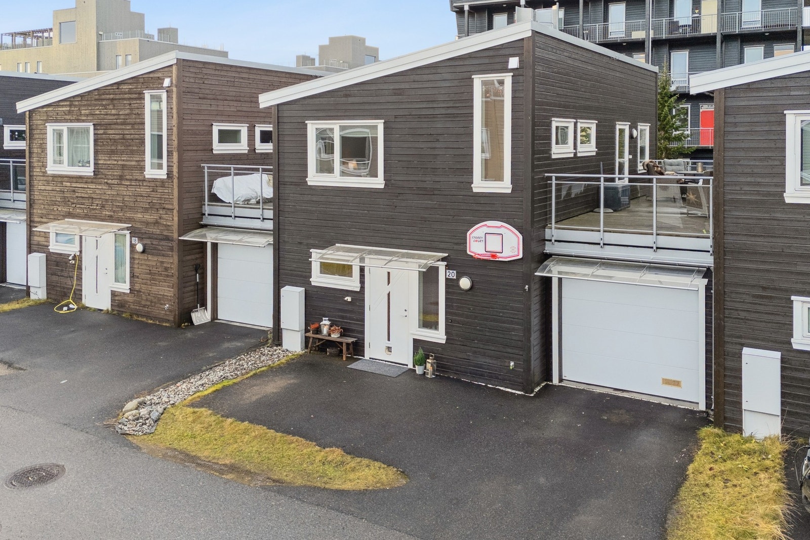 Boligen har parkering i egen garasje, i tillegg til biloppstillingsplass på egen tomt. Galleribilde