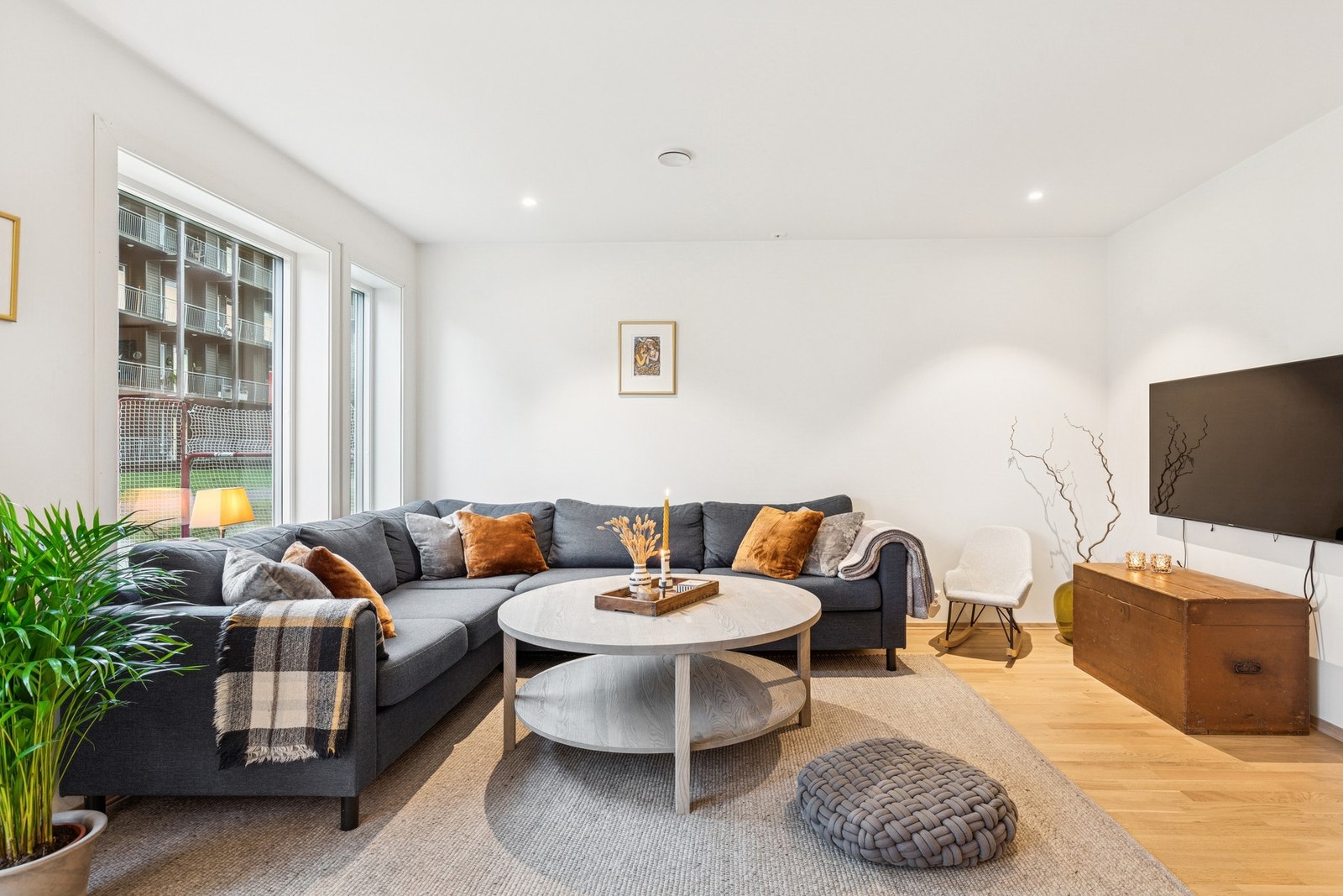 Den åpne stuen er lys og innbydende. Galleribilde