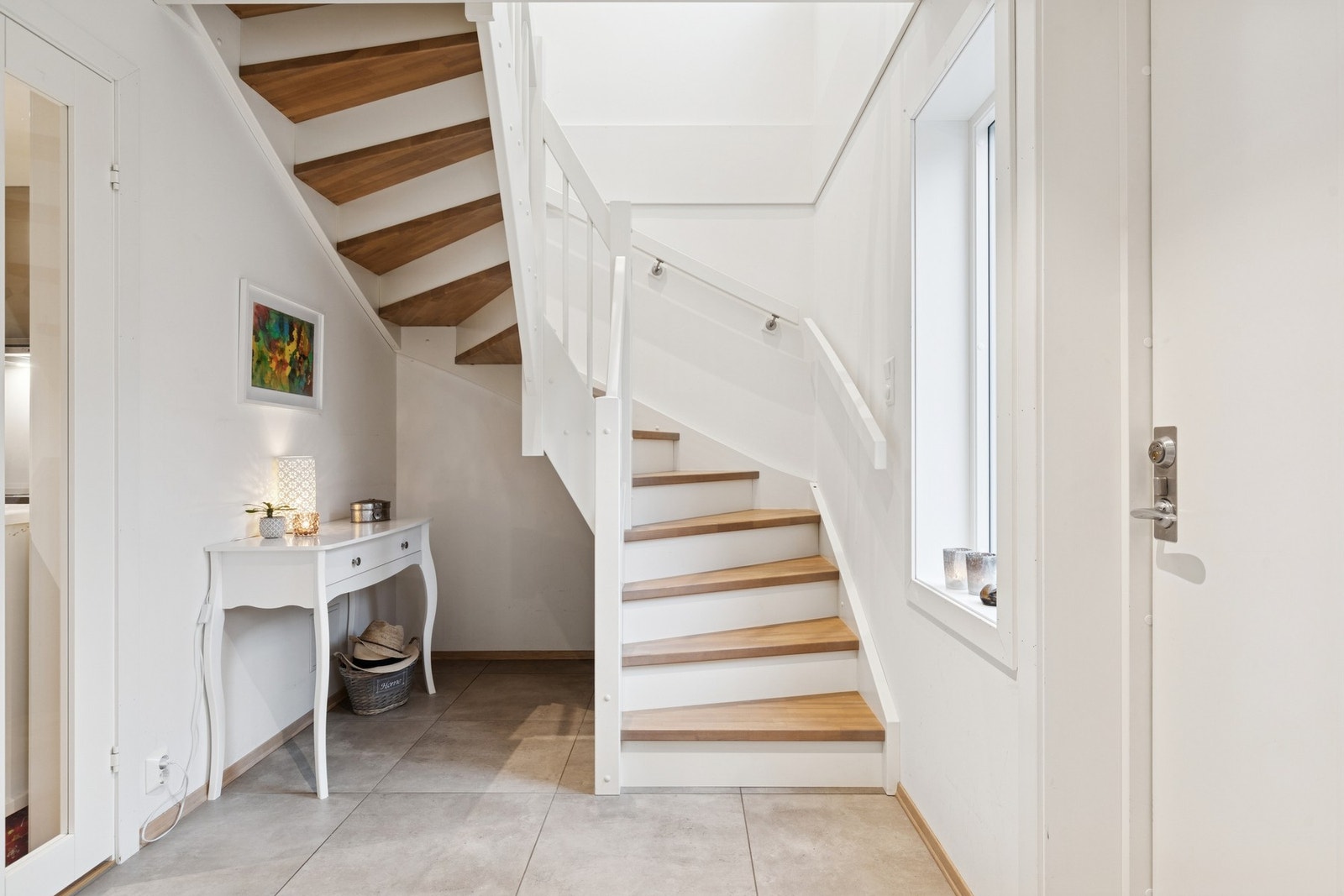 En flott trapp fører opp til boligens 3 soverom. Galleribilde