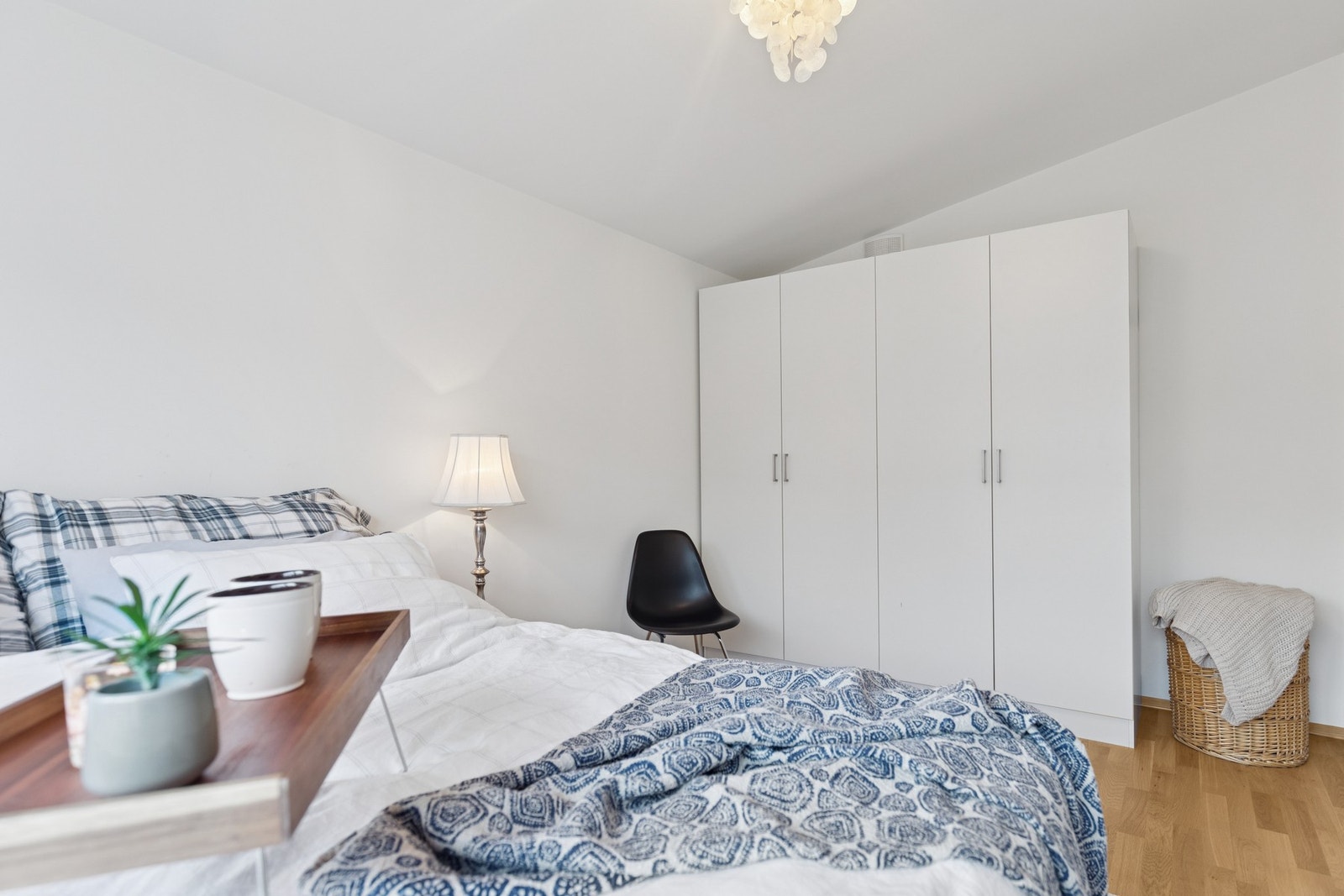 Videre har soverommet garderobeløsning med gode oppbevaringsmuligheter. Galleribilde