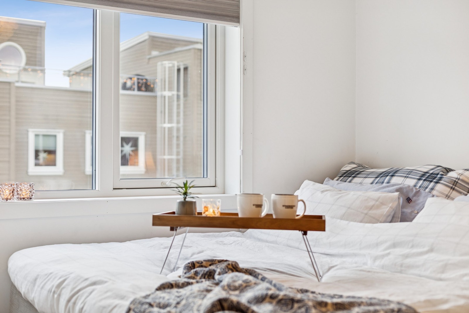 Hovedsoverommet har god plass til dobbeltseng og har godt med naturlig lysinnslipp. Galleribilde