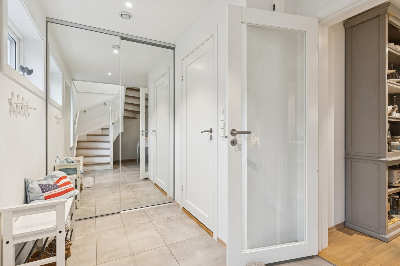 Boligen ønsker deg velkommen inn i en lys og innbydende entré med behagelig gulvvarme med store formatfliser. Gode oppbevaringsmuligheter i skyvedørsgarderobe i vegg. Galleribilde