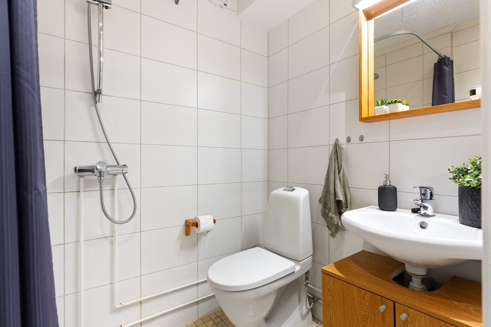 Pent flislagt bad - Felles vaskerom i bygget. Galleribilde