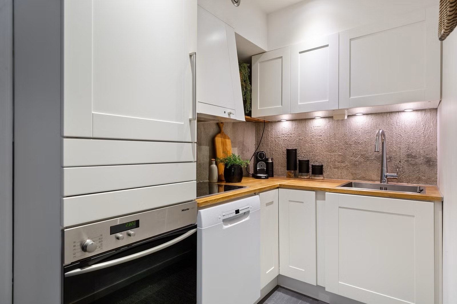 Lyst og pent kjøkken - Hvitevarer medfølger Galleribilde