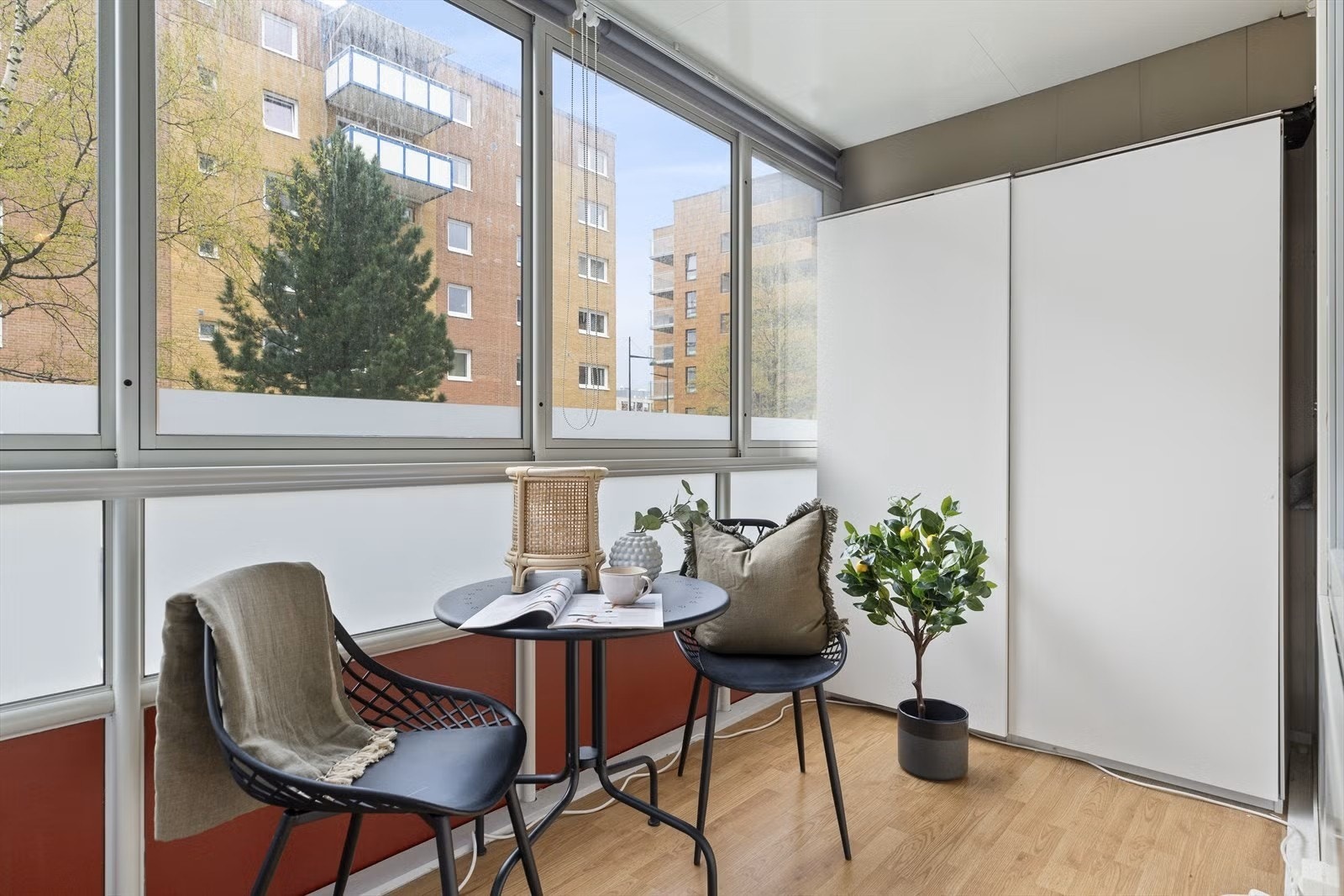 Innglasset balkong - Garderobeskap medfølger Galleribilde