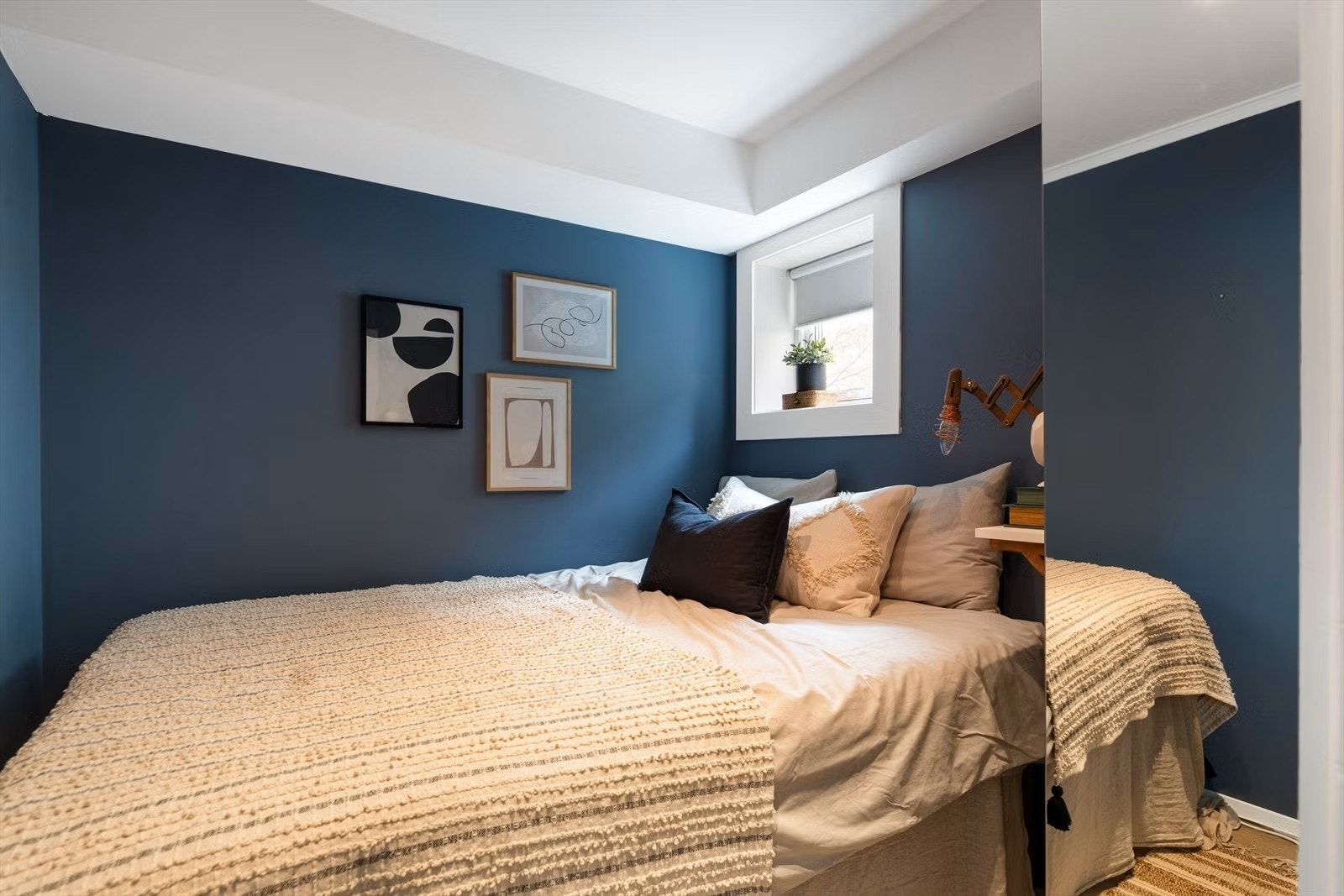 Soverom - Seng og garderobeskap medfølger Galleribilde