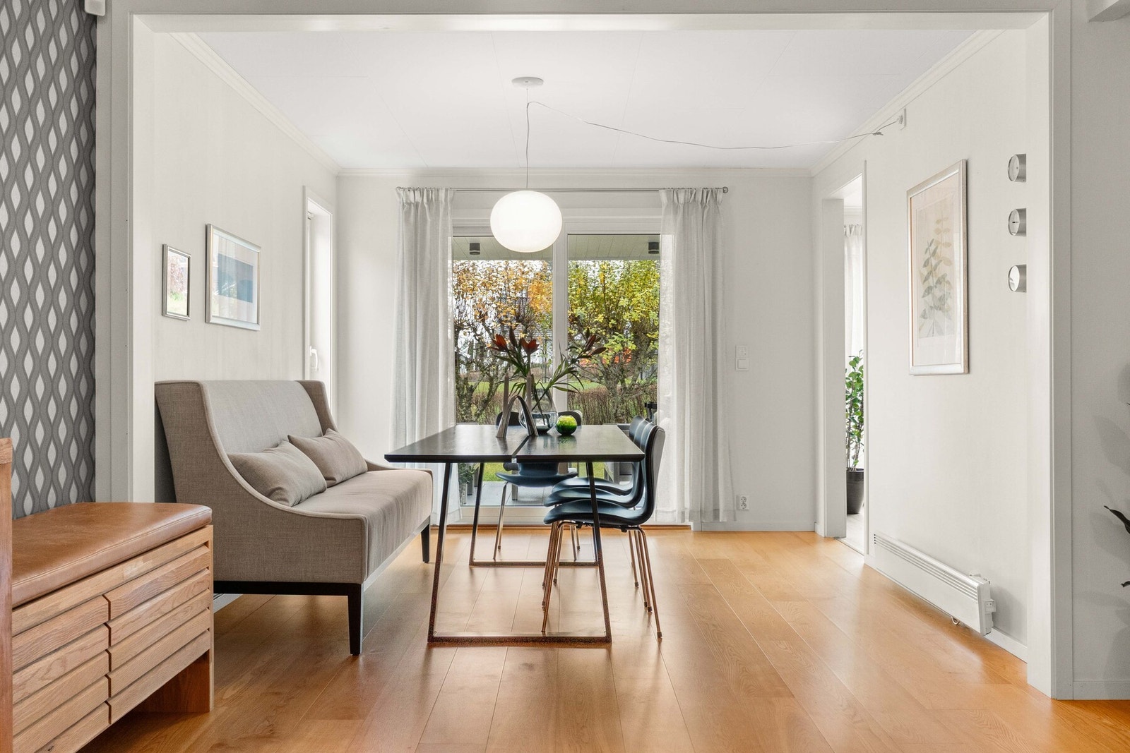 Herfra er det direkte utgang til en delvis takoverbygget uteplass, som videre leder ut i hagen - en løsning som gir en sømløs overgang mellom inne- og uterom i sommerhalvåret. Galleribilde