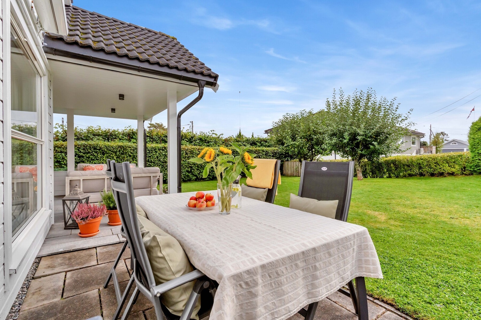 Området oppleves som stille og skjermet, og det er gode oppvekstvilkår med trygge gangveier, nærhet til grøntområder og et aktivt nærmiljø. Galleribilde