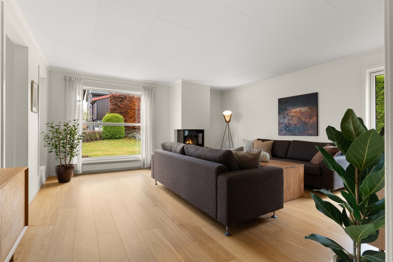 Rommet er romslig og lyst, med store vindusflater som slipper inn rikelig med dagslys. Galleribilde