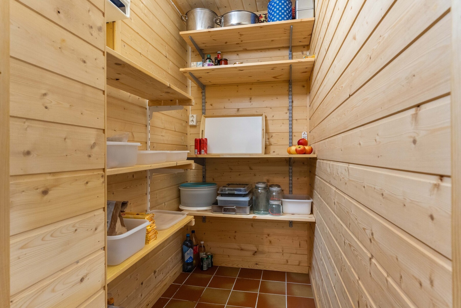 Kjølerom er fra byggeår, mens kjøleaggregat er fra 2007. Rommet gir ekstra lagringskapasitet - ideelt for matvarer eller vin. Galleribilde