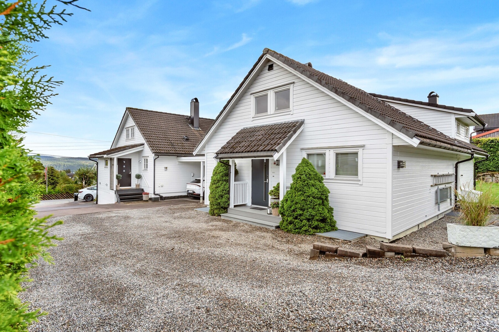 Vi må jo selvfølgelig se litt nærmere på denne sjarmerende boligen. Bli med, så tar vi turen inn! Galleribilde