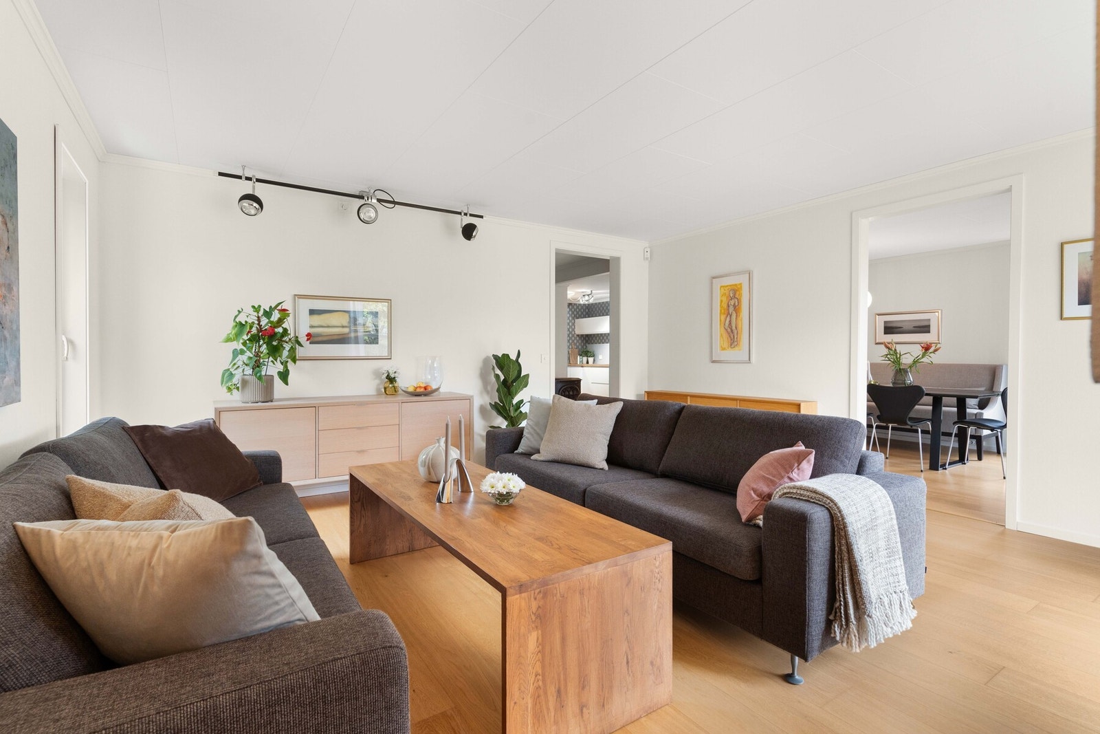 Hovedstuen ligger adskilt fra de andre samlingspunktene i hovedetasjen. Galleribilde