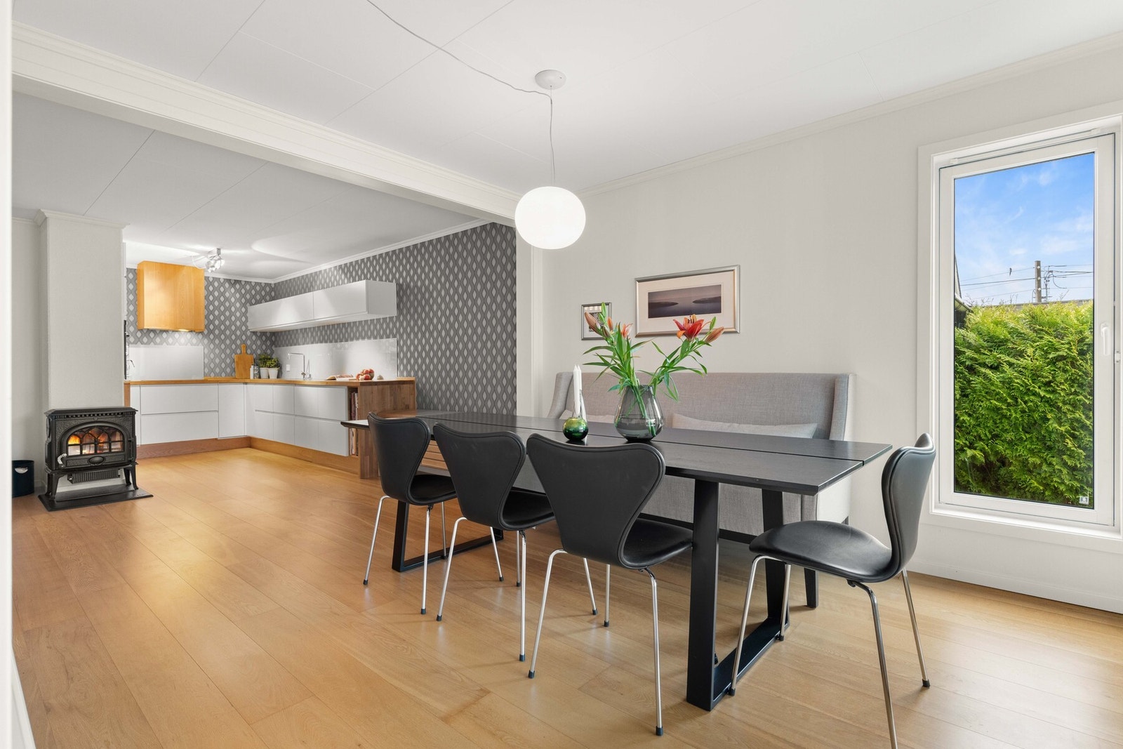 Kjøkkenet ligger med en åpen løsning mot spisestuen, som bidrar til romslige og sosiale soner. Galleribilde