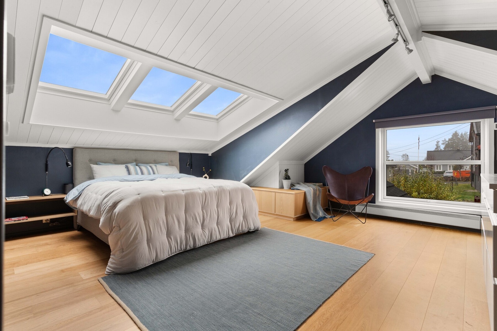 Etasjen inneholder to gode soverom med parkett på gulv og lyse overflater. Galleribilde