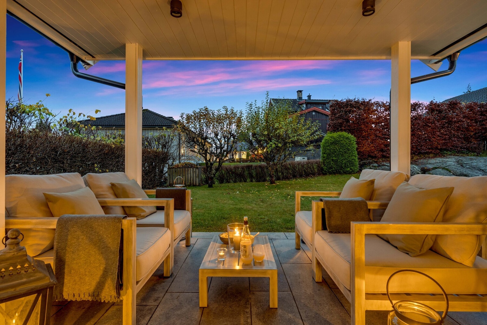 Østaveien 107 er en stor, gjennomført og velfungerende enebolig over tre plan. Galleribilde