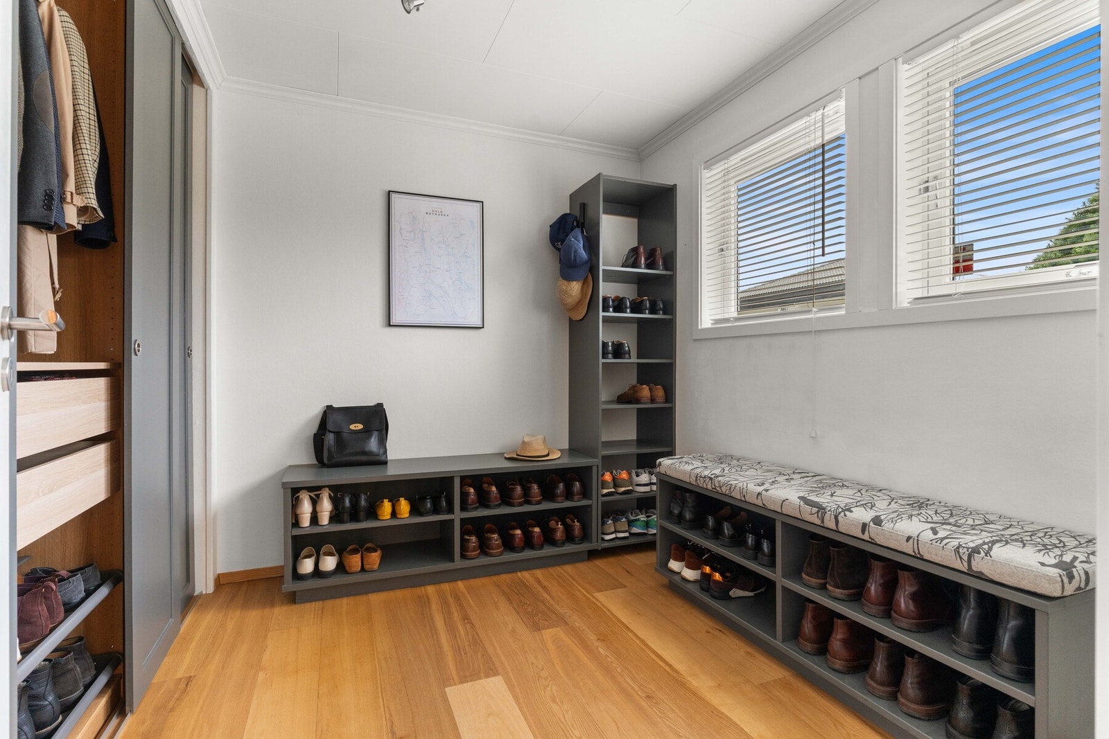 I dag benyttes dette rommet som et omkledningsrom, men det egner seg også godt som soverom, gjesterom eller hjemmekontor - fleksibiliteten gir mange bruksmuligheter! Galleribilde