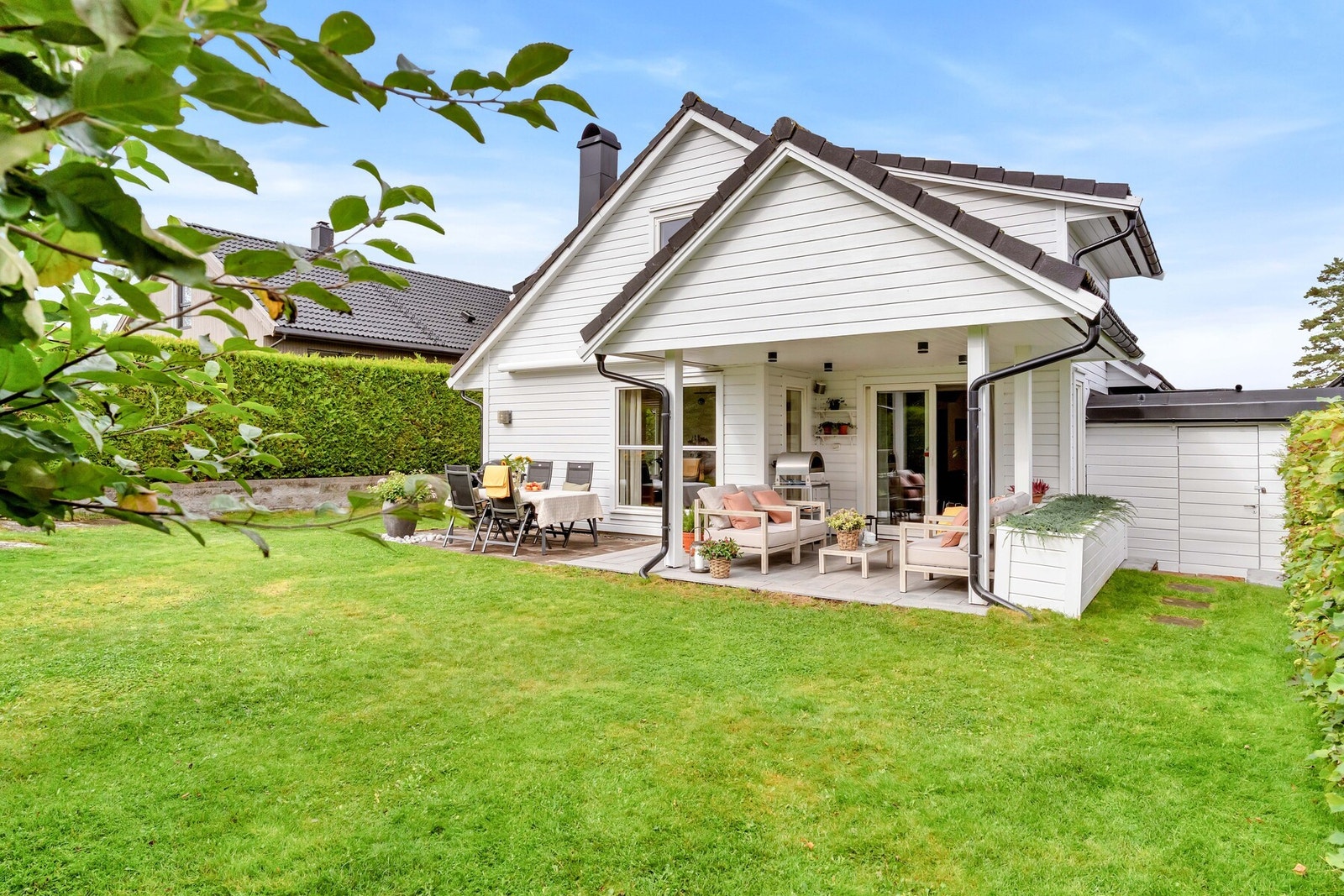 Fra spisestuen er det utgang til en delvis takoverbygget terrasse på ca. 25 m². Galleribilde