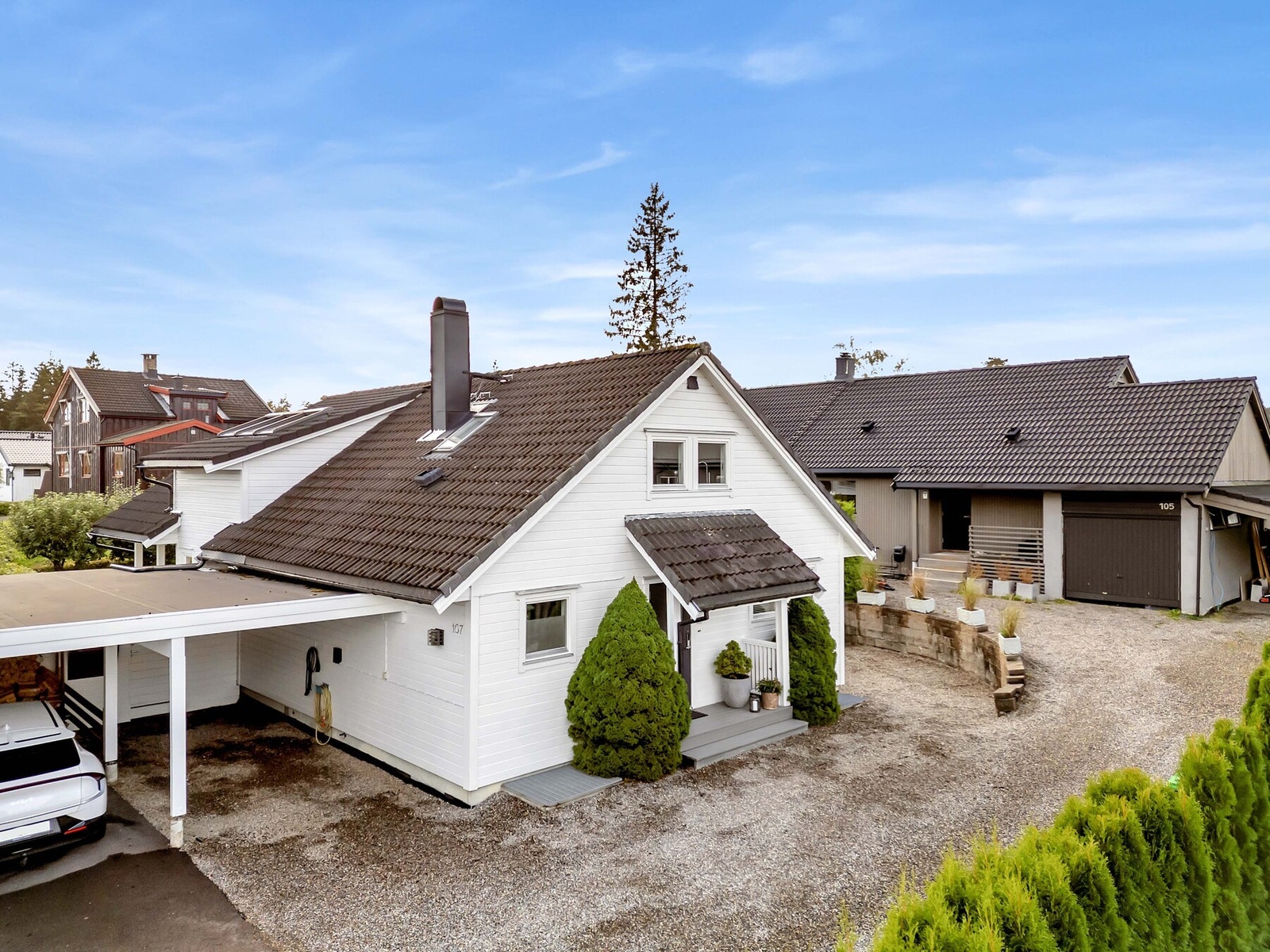 Eiendommen har tilhørende carport med elbil-lader. Her står bilen tørt under tak! Galleribilde
