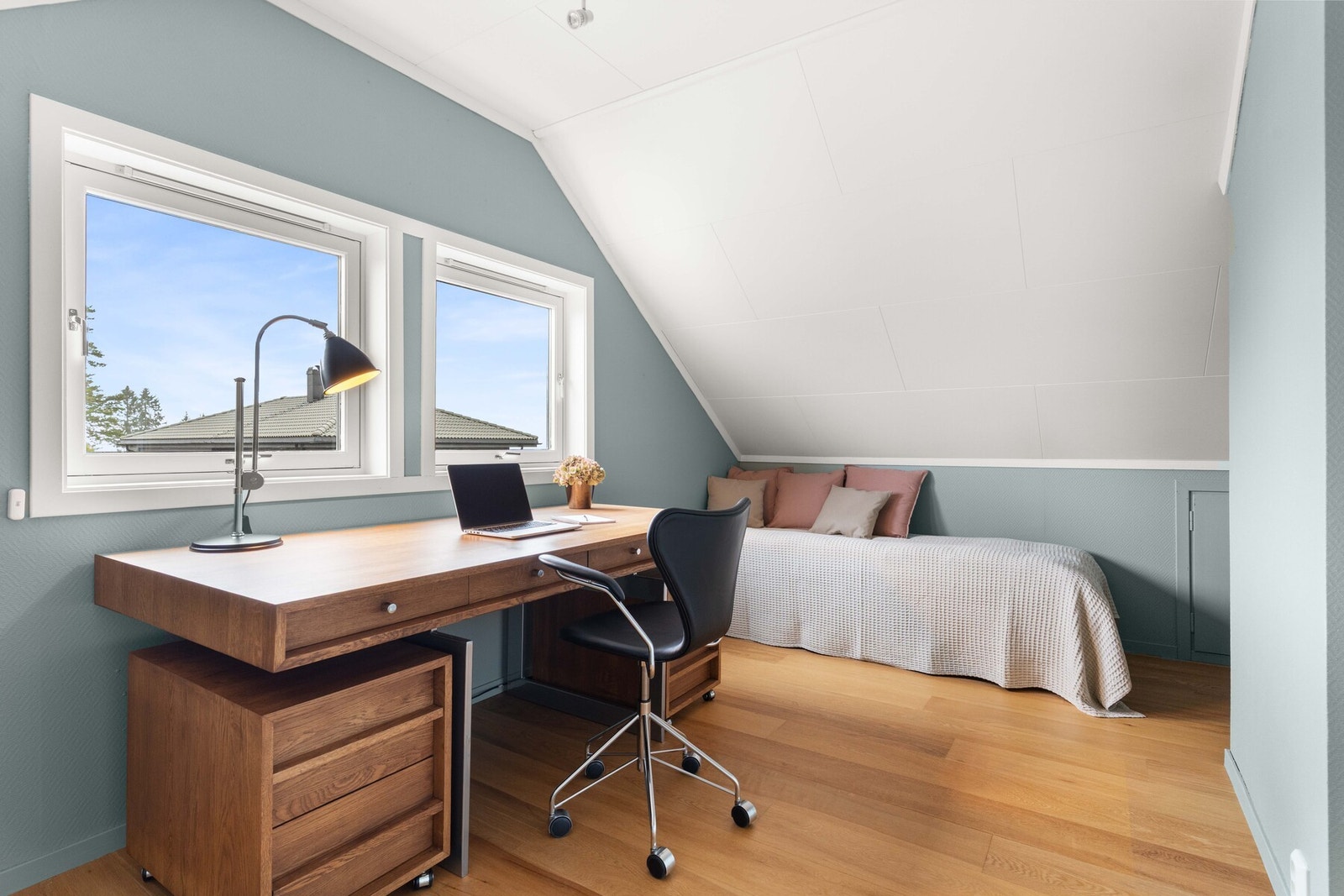 Det andre soverommet i den øvre etasjen er også av god størrelse, med plass til seng og tilhørende møblement. Galleribilde
