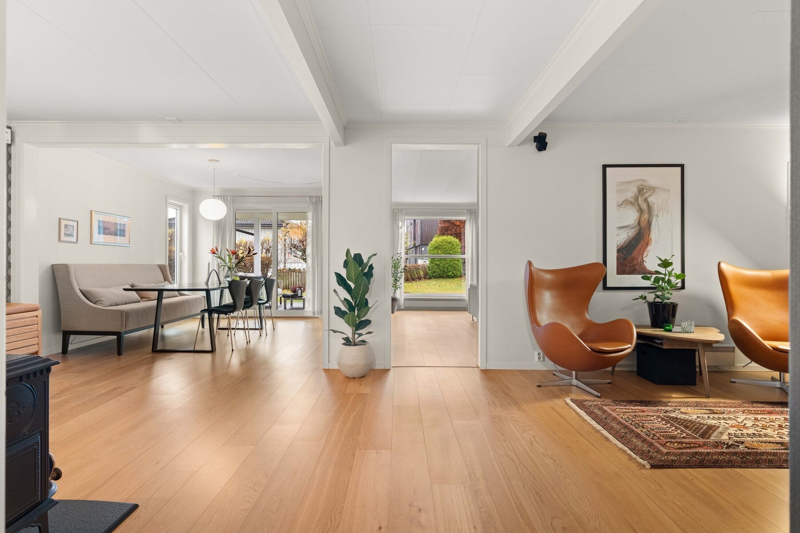 Allerede idet du ankommer denne herlige eneboligen, får du følelsen av at dette er en gjennomført familiebolig. Galleribilde