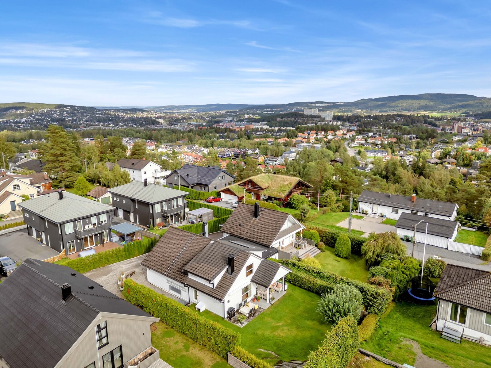 Offentlig kommunikasjon er lett tilgjengelig, med bussholdeplass i kort gangavstand fra boligen. Dette gir gode forbindelser både mot Lørenskog sentrum og videre til Oslo. Galleribilde